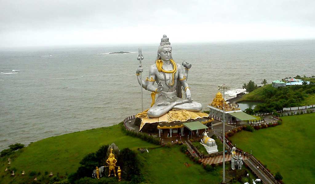 10 Thrilling Places Near Bangalore : Murudeshwara