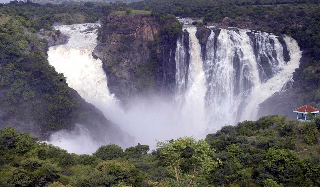 10 Thrilling Places Near Bangalore : Shivanasamudra Falls